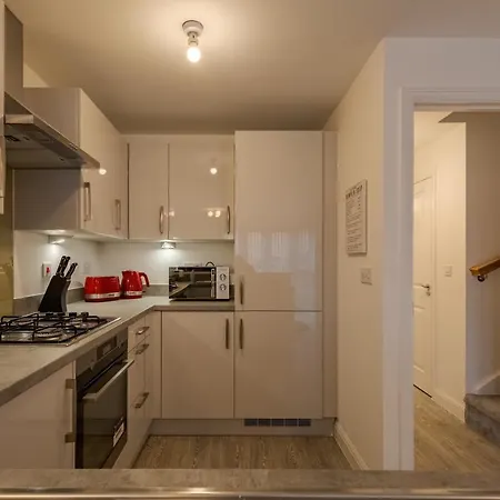 Dom wakacyjny Pass The Keys New Lush 4 Bed Townhouse Garden Parking Birmingham