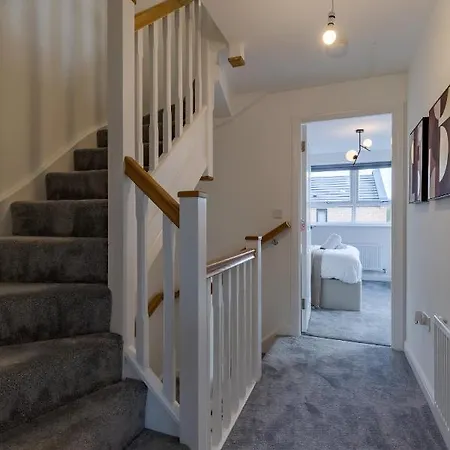 Dom wakacyjny Pass The Keys New Lush 4 Bed Townhouse Garden Parking